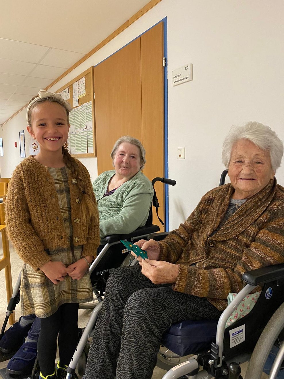 Bewohnerin freut sich sehr über das Geschenk der Kinder