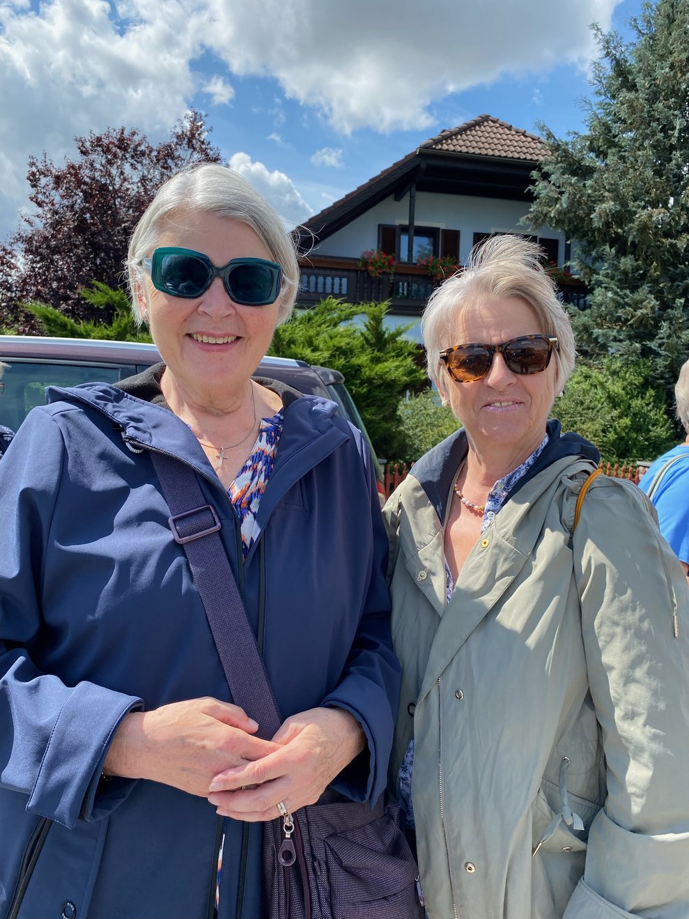 Ilse und Herta sind bestens mit Sonnenbrillen ausgestattet