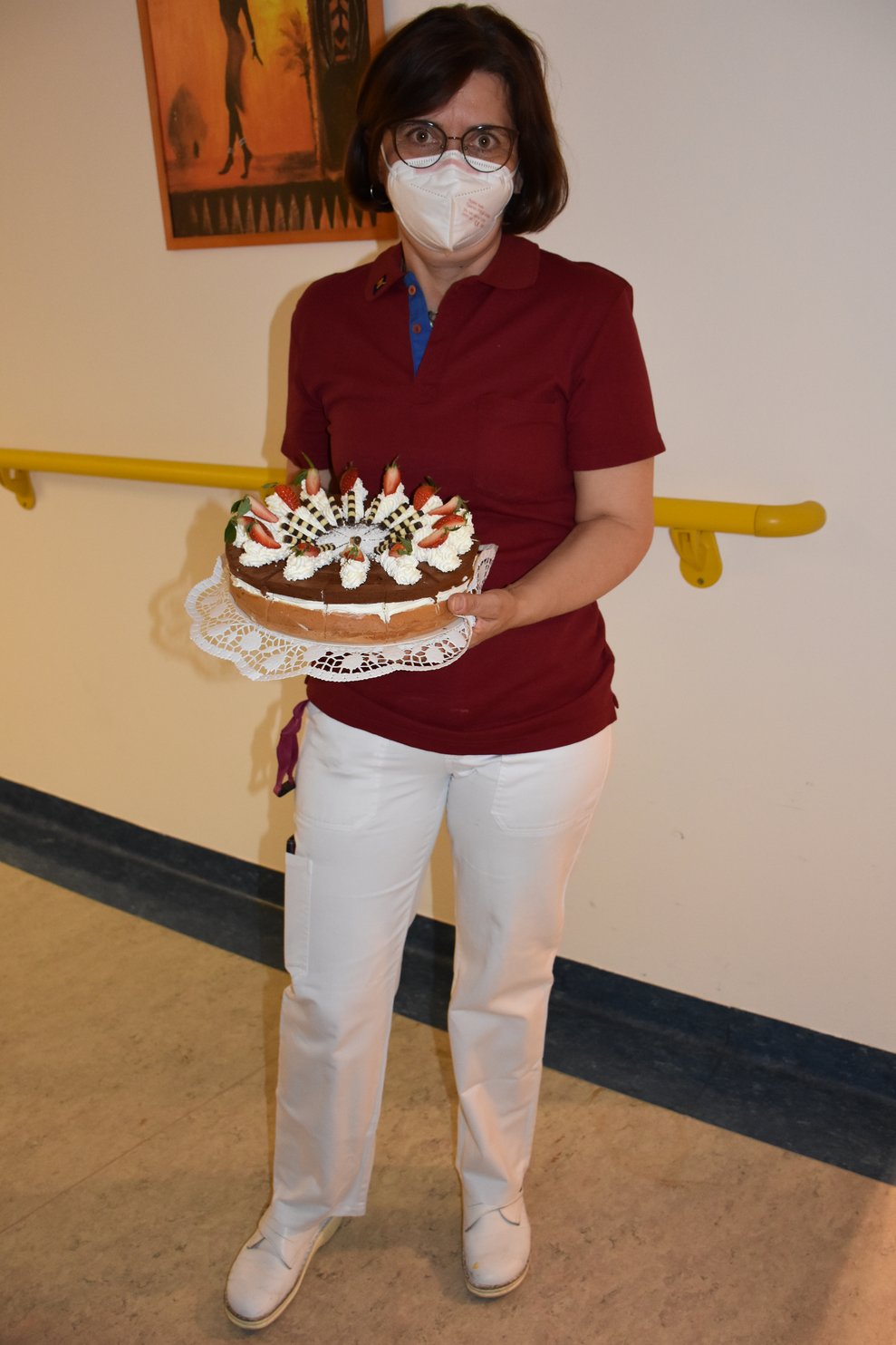 Betreuerin hält Torte