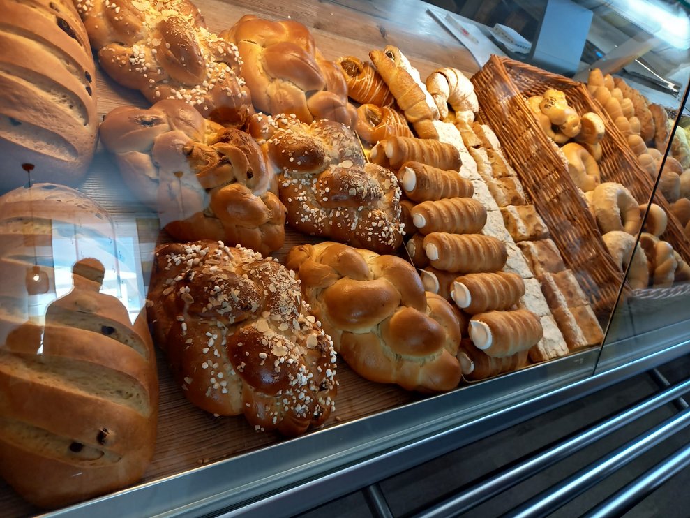 befüllte Vitrine in der Biobäckerei Hölzl