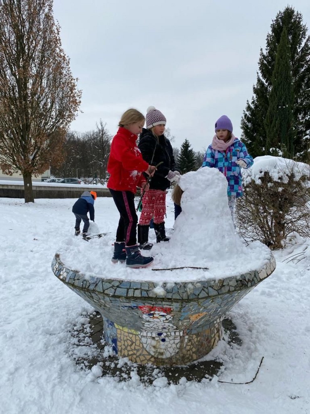 Schneemänner werden von den Kindern gemacht