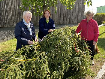 der Baum wird noch geschmückt