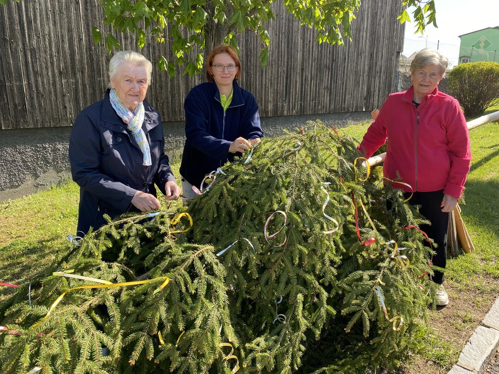 der Baum wird noch geschmückt