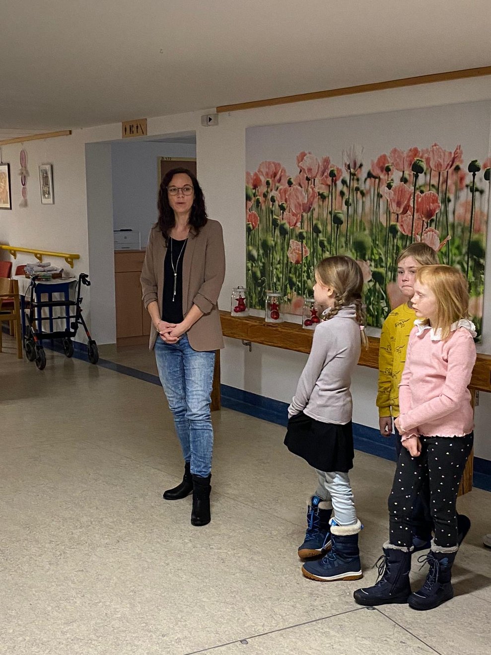 Leiterin der Volksschule Tamara Masch besucht heute auch unser Haus