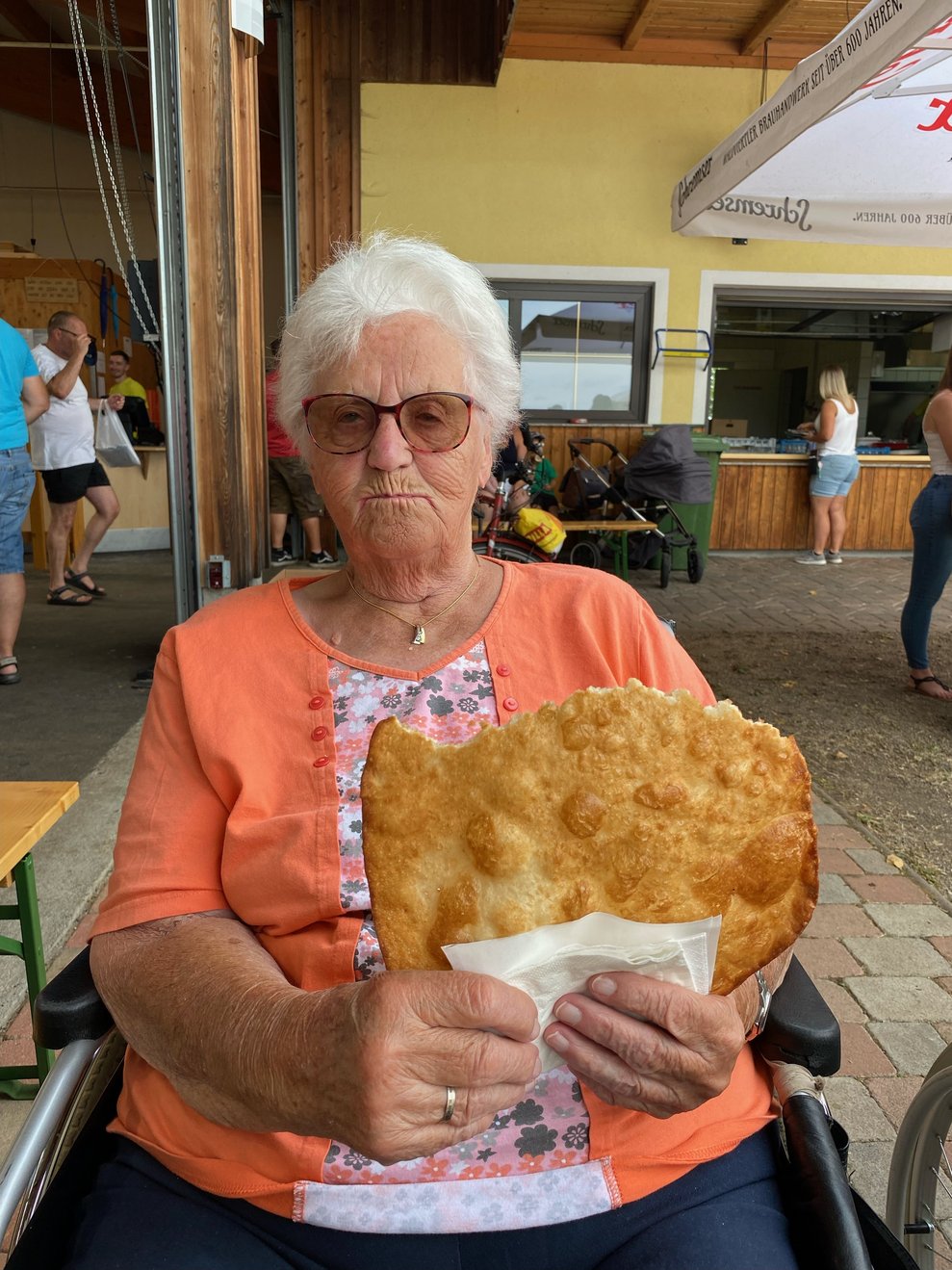 Bewohnerin genießt das frische Langos