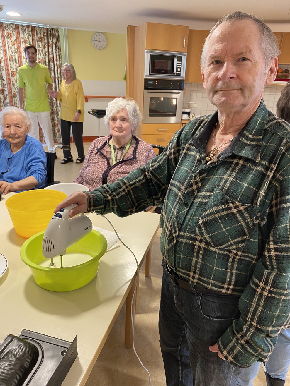 Bewohner hilft fleißig beim Backen