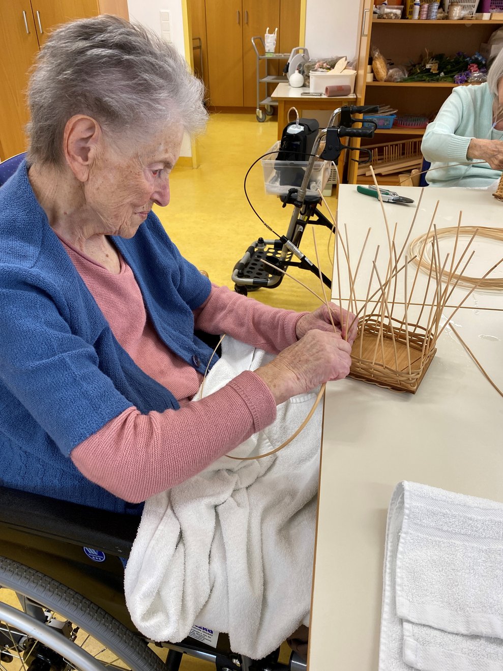 Bewohnerin zeigt ihr Geschick