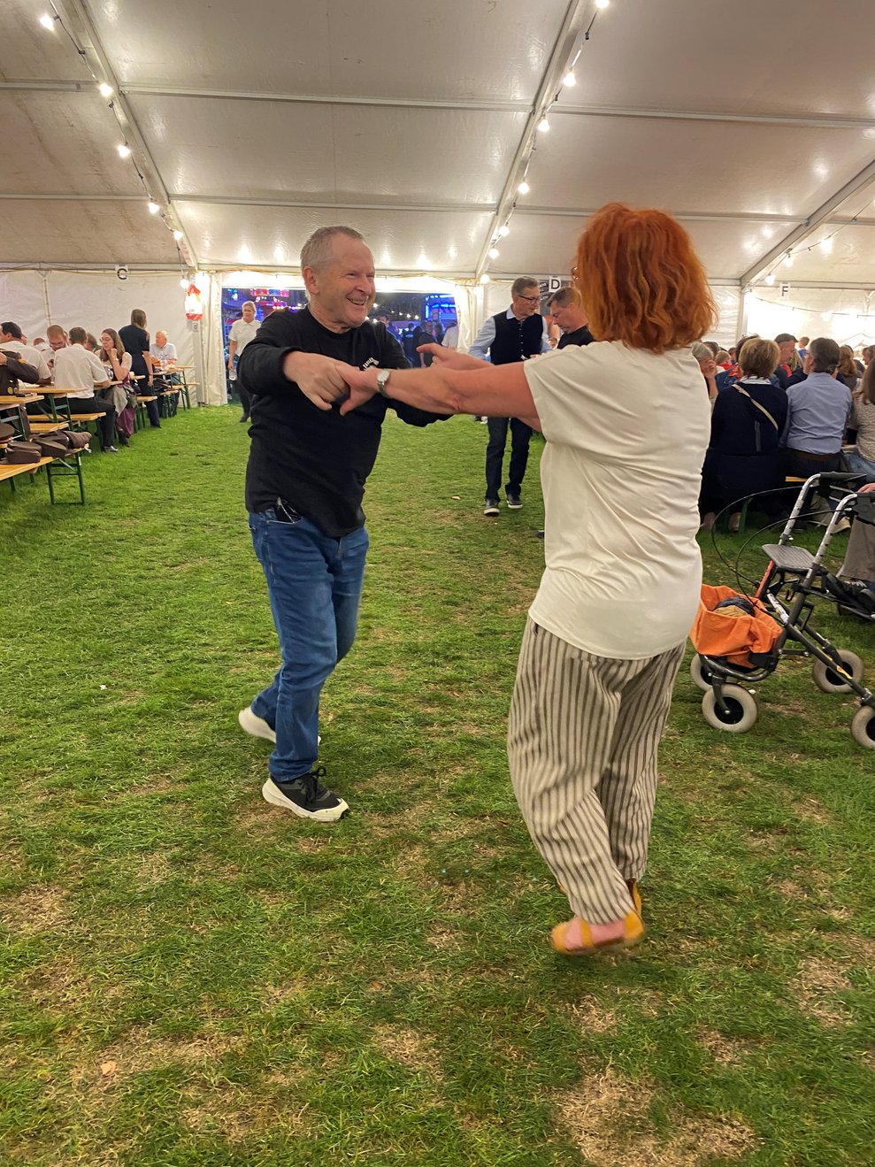 schwungvolle Tänze im Festzelt
