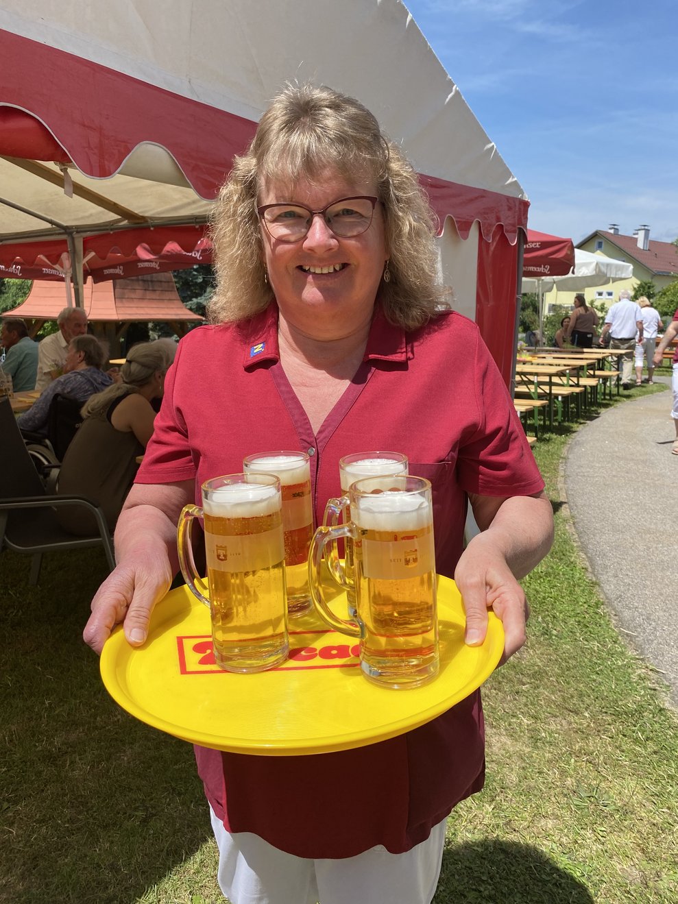 Gabi sorgt für frische Getränke für die Gäste