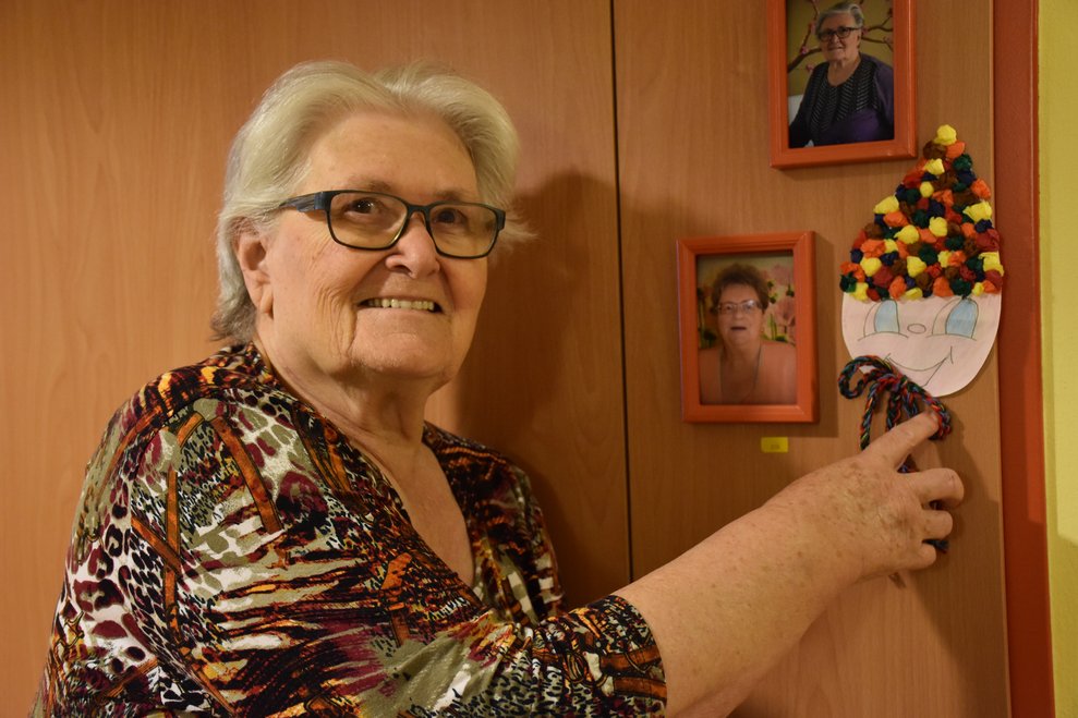 Frau steht bei einer Tür