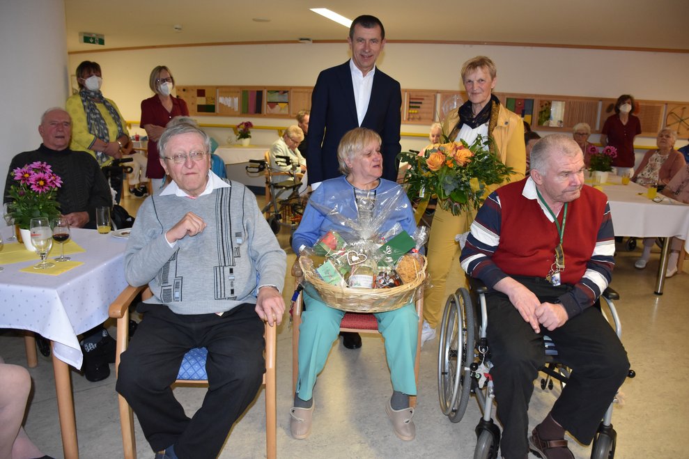 BewohnerInnen mit Geschenkkorb