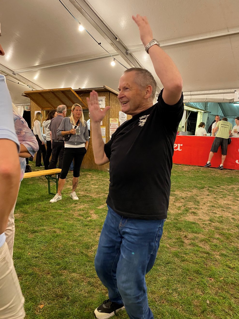 Hr. Ossi schwing ebenfalls das Tanzbein