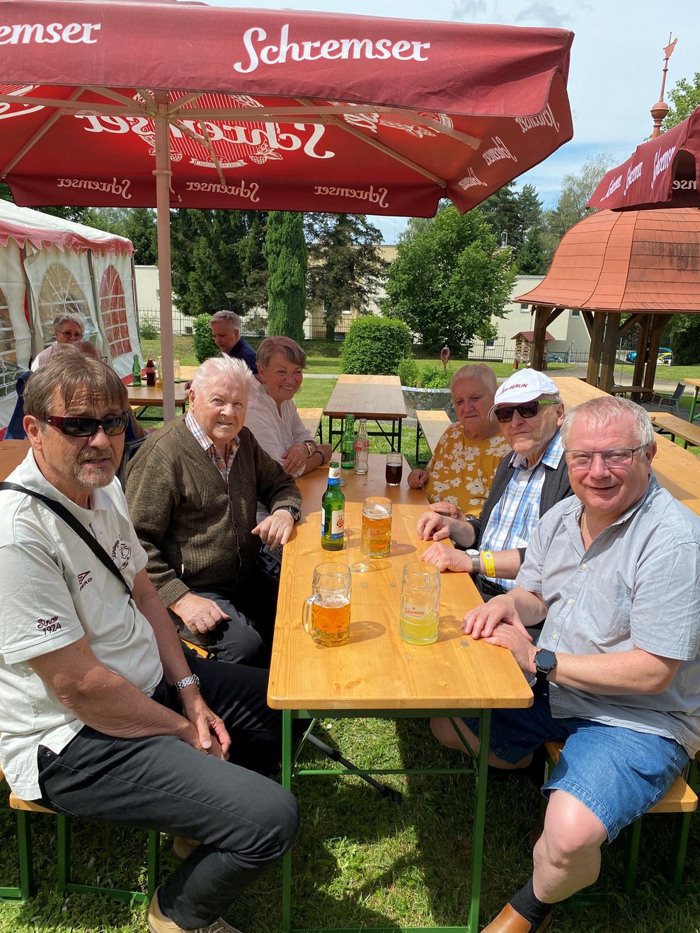 gemütliche Stimmung beim Gartenfest