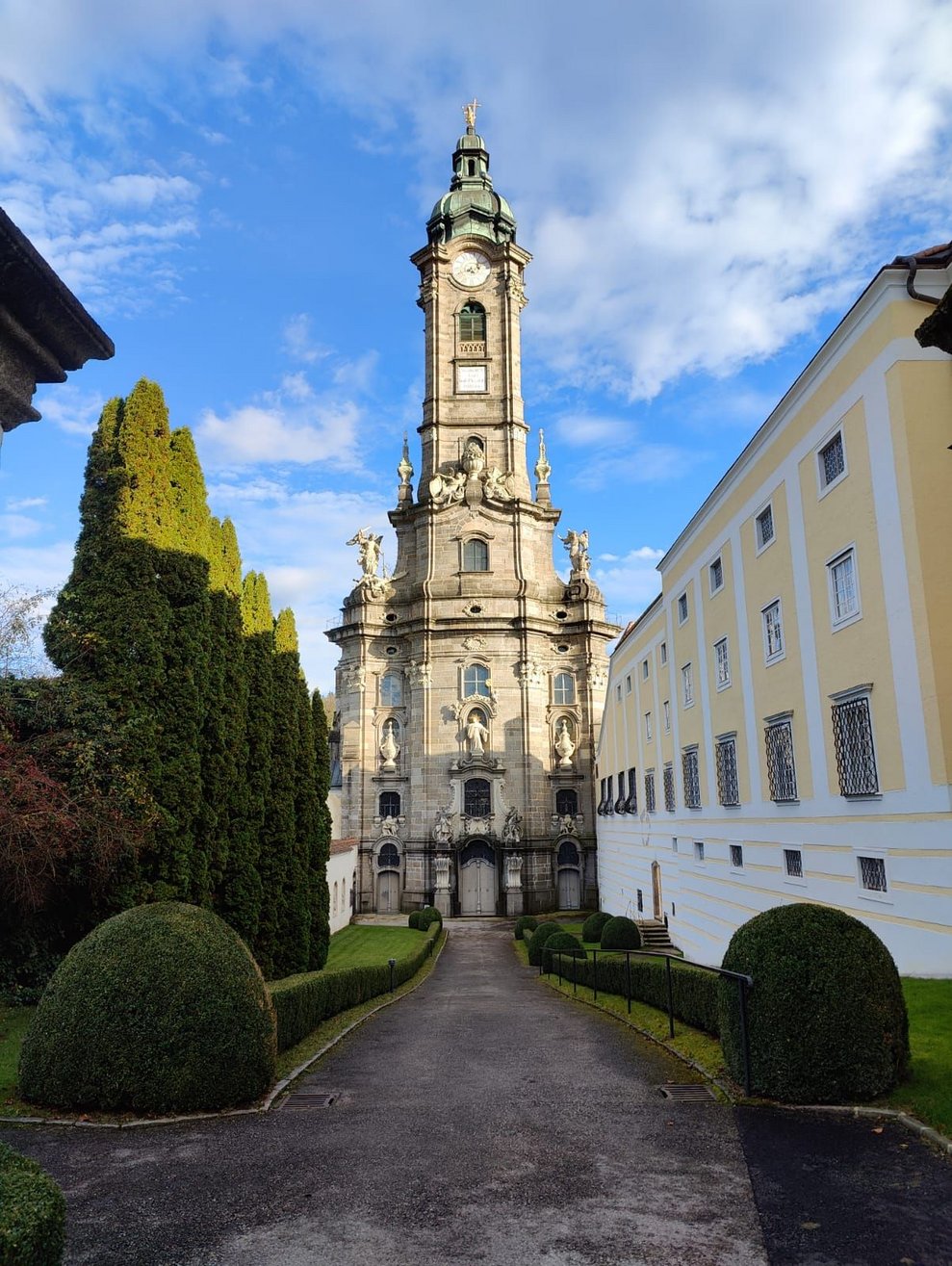 Kirche Stift Zwettl im herbstlichen Sonnenlicht