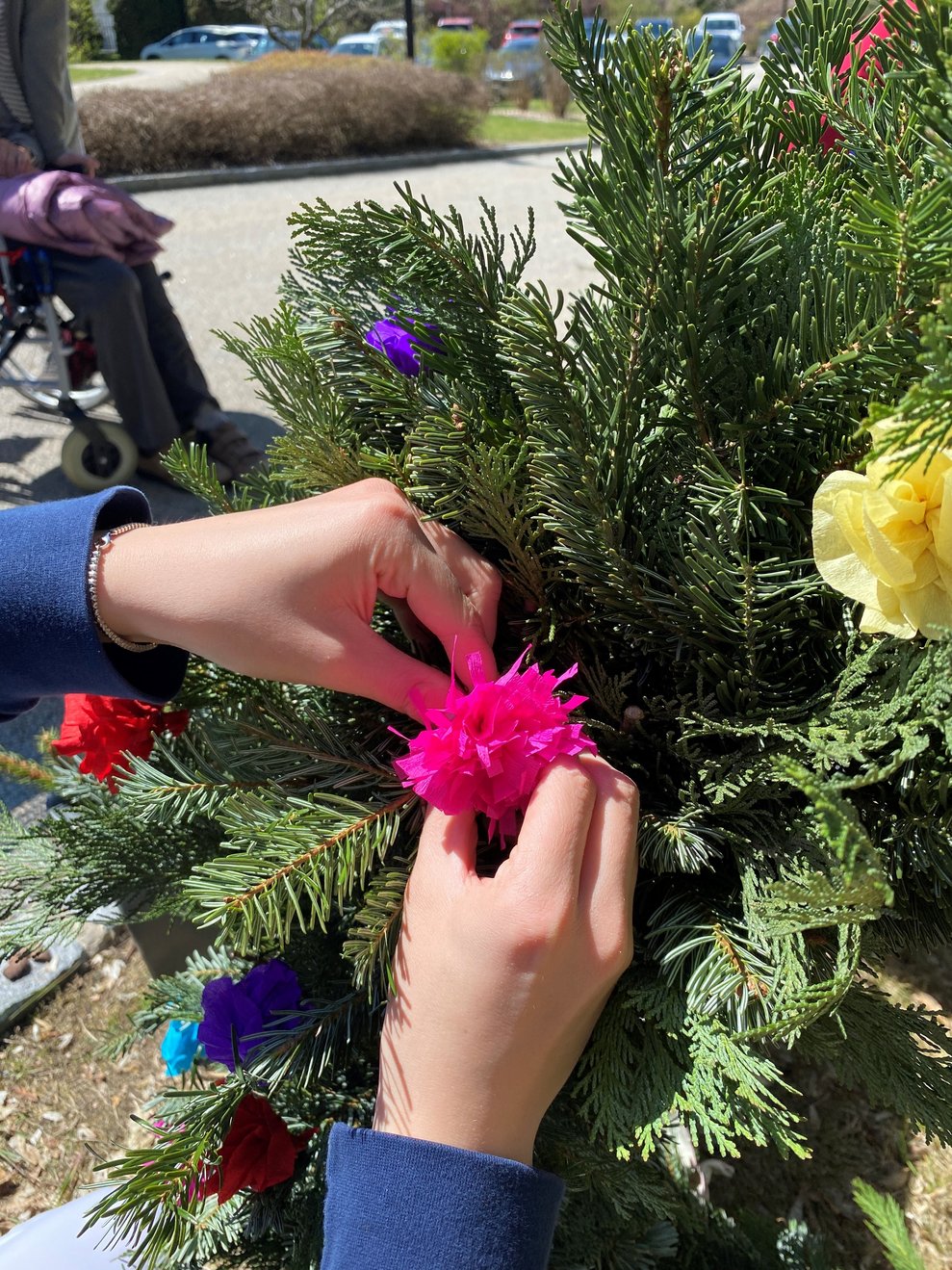 selbstgemachten Blumen werden angebracht