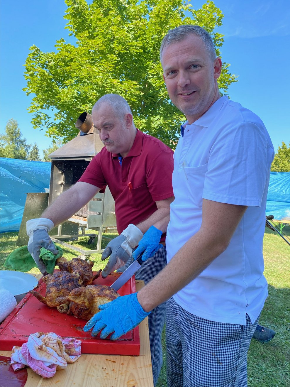 Küchenleiter Markus mit Kollegen Josef aus der Küche