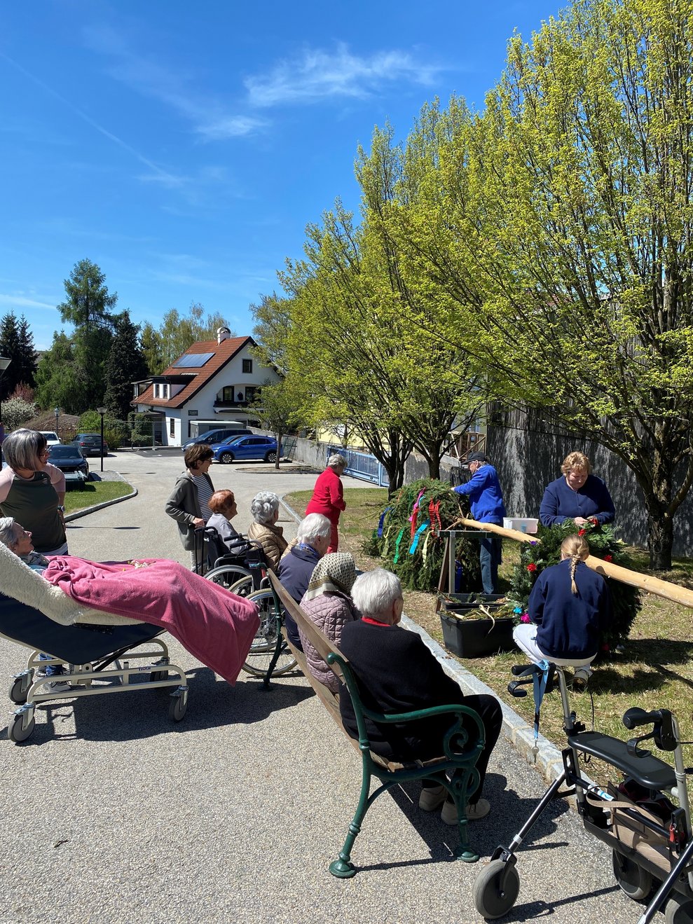 die Vorbereitung beim Schmücken des Baumes