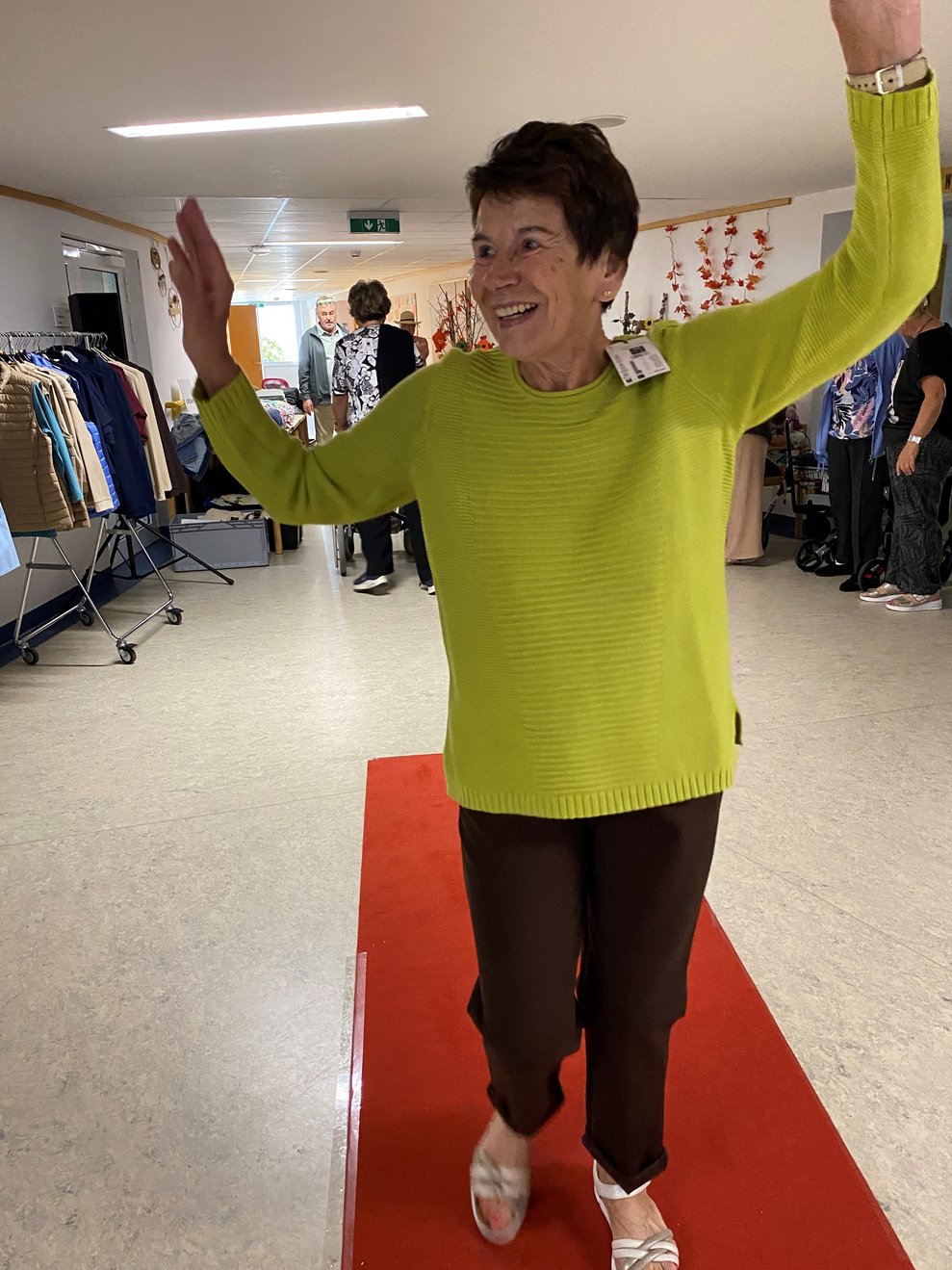 Freiwillige Mitarbeiterin Anni präsentiert ein tolles Farbenspiel mit Pulli und Hose