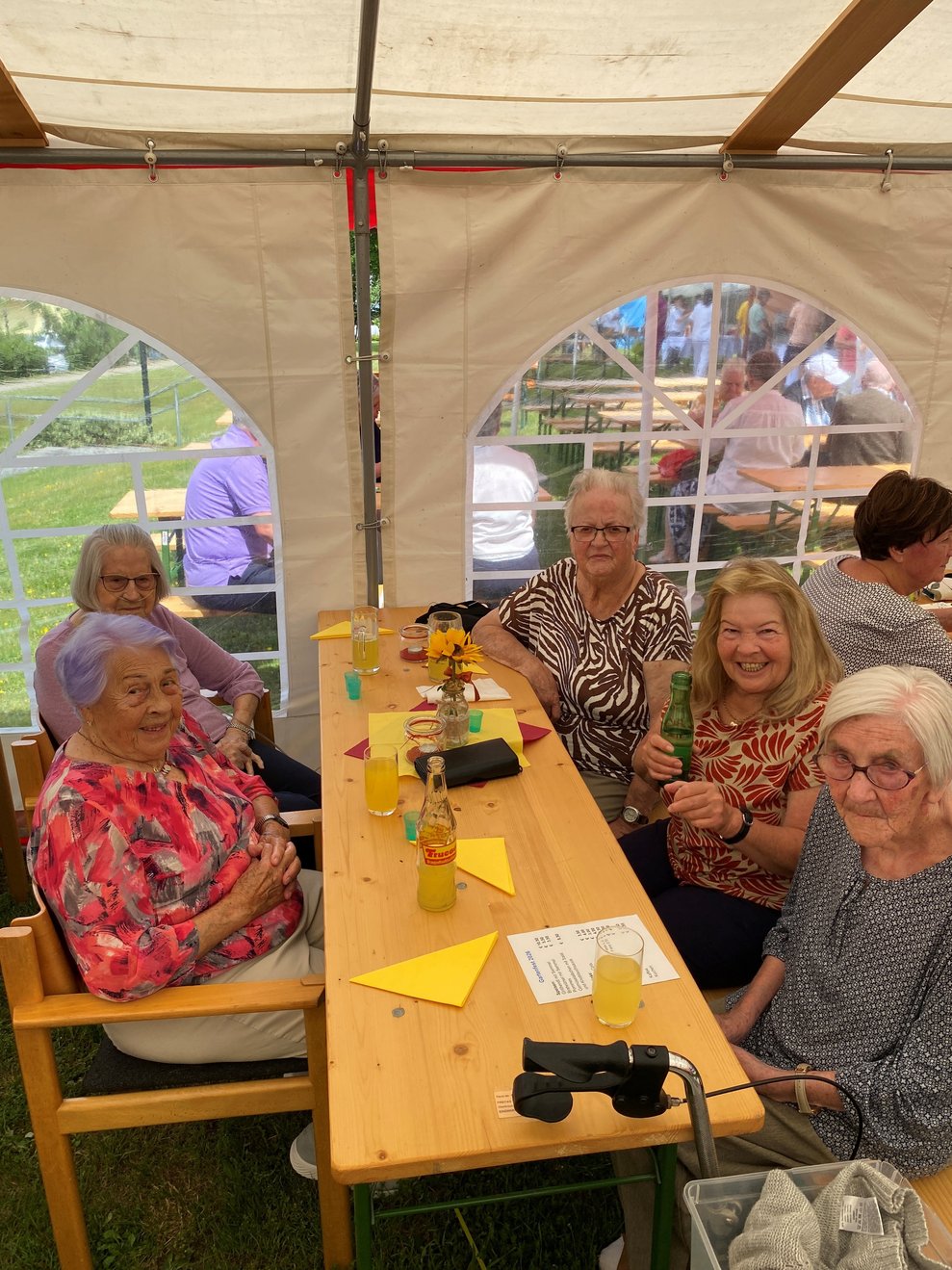 nette Gespräche ergeben sich beim Fest