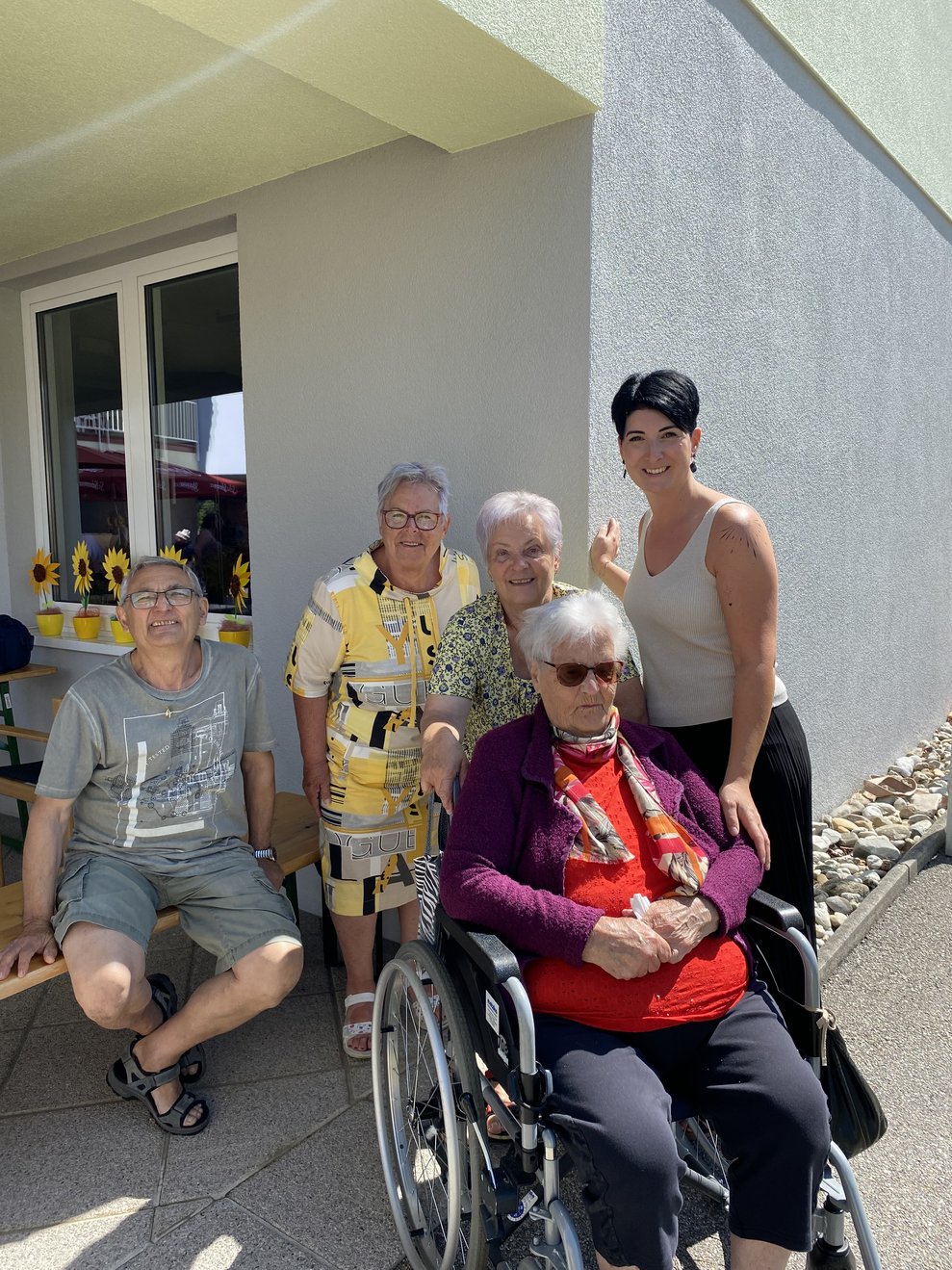 Fr. Hackl mit den Angehörigen und Julia