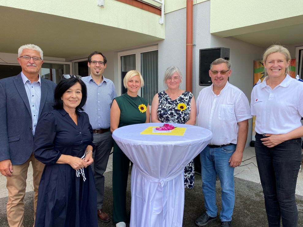 Franz Haubner, Bundesrätin Margit Göll, Bürgermeister David Süß, kaufm. Direktorin Bettina Weiss, Pflegedirektorin Andrea Wingelhofer, Vizebürgermeister Franz Pichler und Birgit Trojan