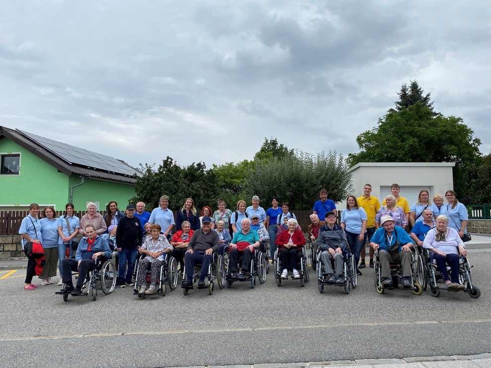 die ganze Gruppe beim Abmarsch zum Fest