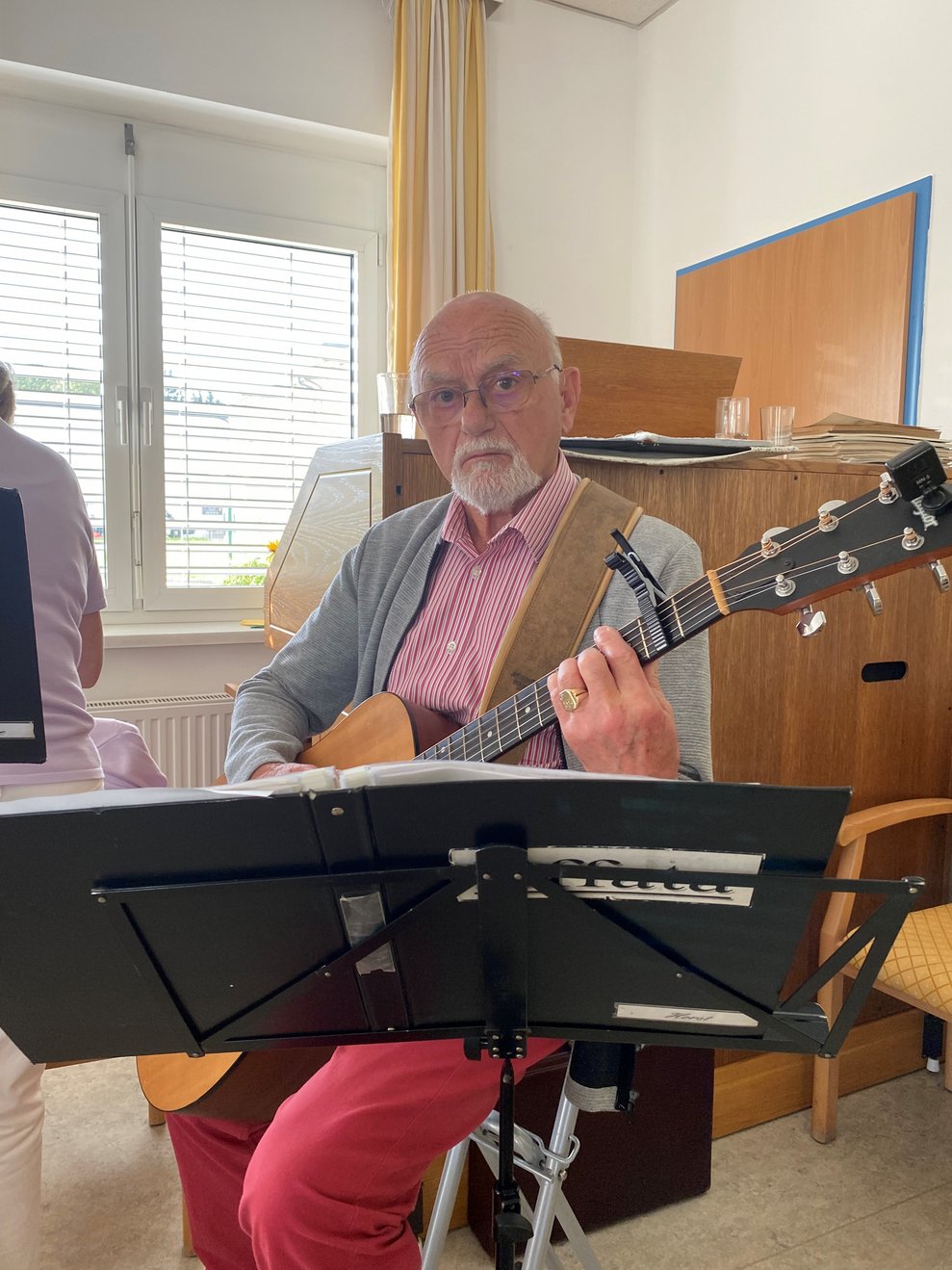 EA-MA spielt mit der Gitarre