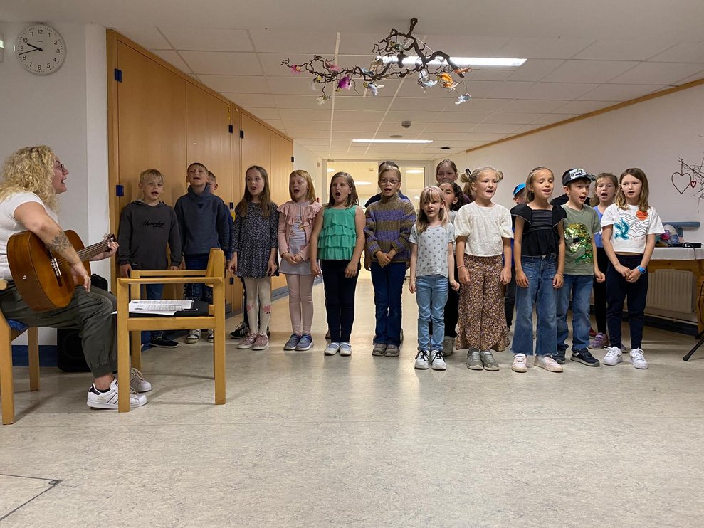 Klassenlehrerin Anna Stiefelbauer gestaltet die Feier mit ihren Schülern
