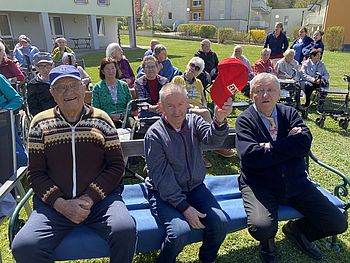auch die Herren sind beim Aufstellen im Garten