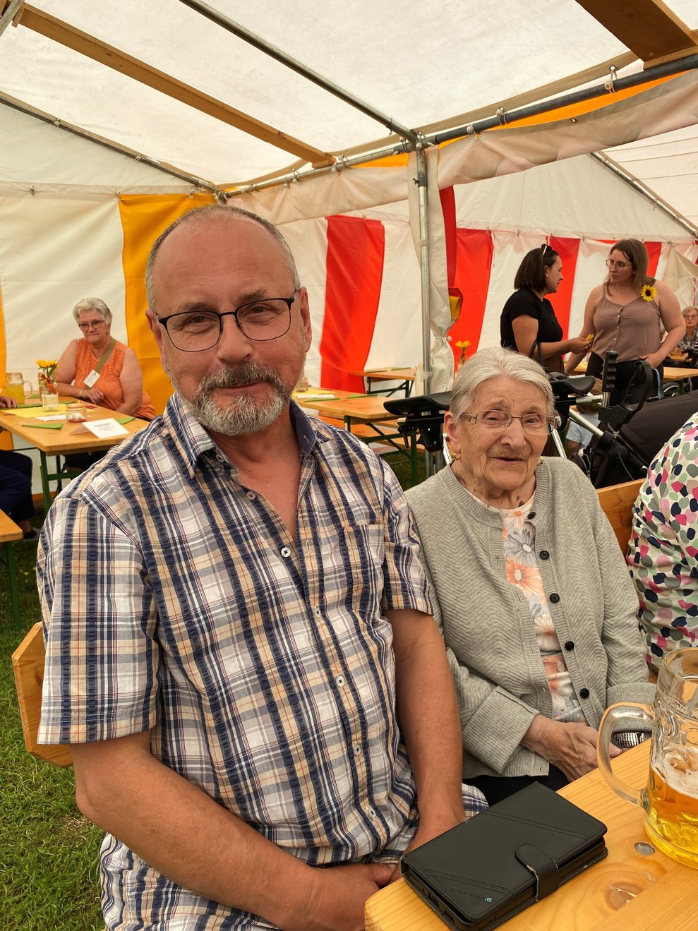 Fr. Stoifl mit ihrem Sohn beim Fest