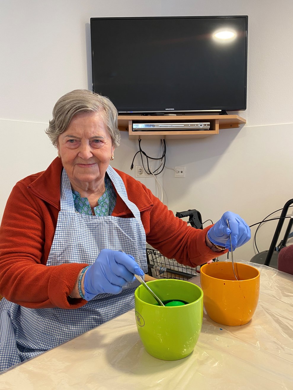 Bewohnerin ist sehr stolz auf die gefärbten Eier
