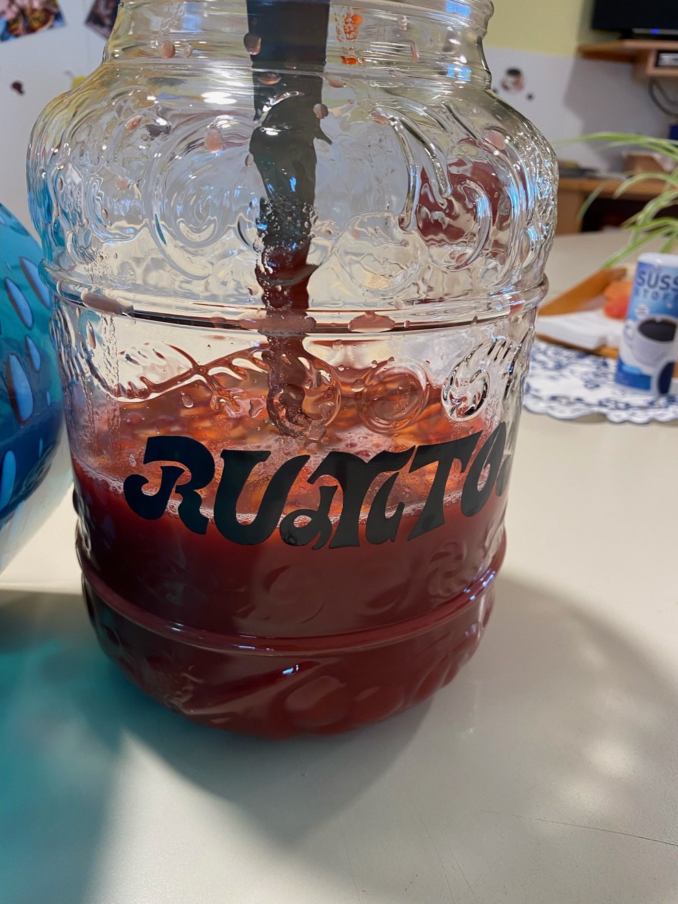 die Bowle wird heute im Rumtopf zubereitet