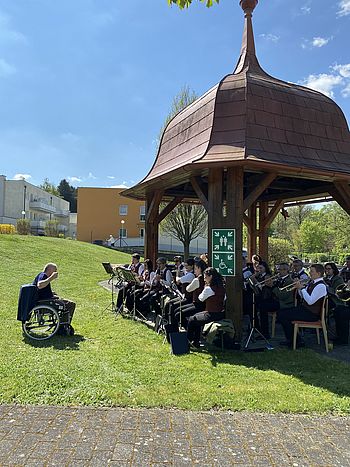auch die Blasmusik aus Hoheneich spielt flott auf