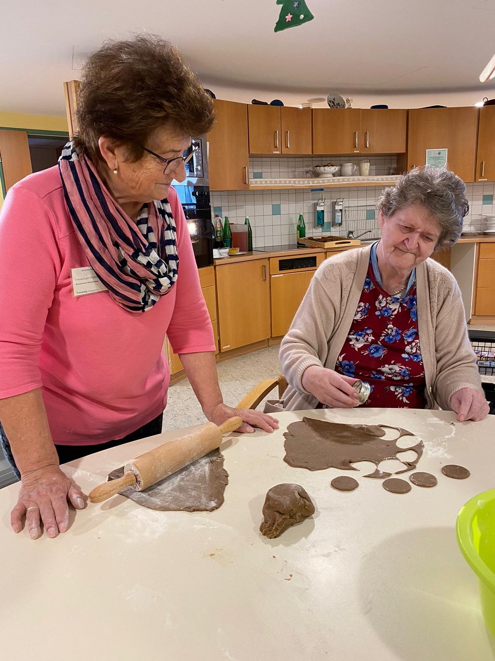 Freiwillige Mitarbeiterin backt Lebkuchen