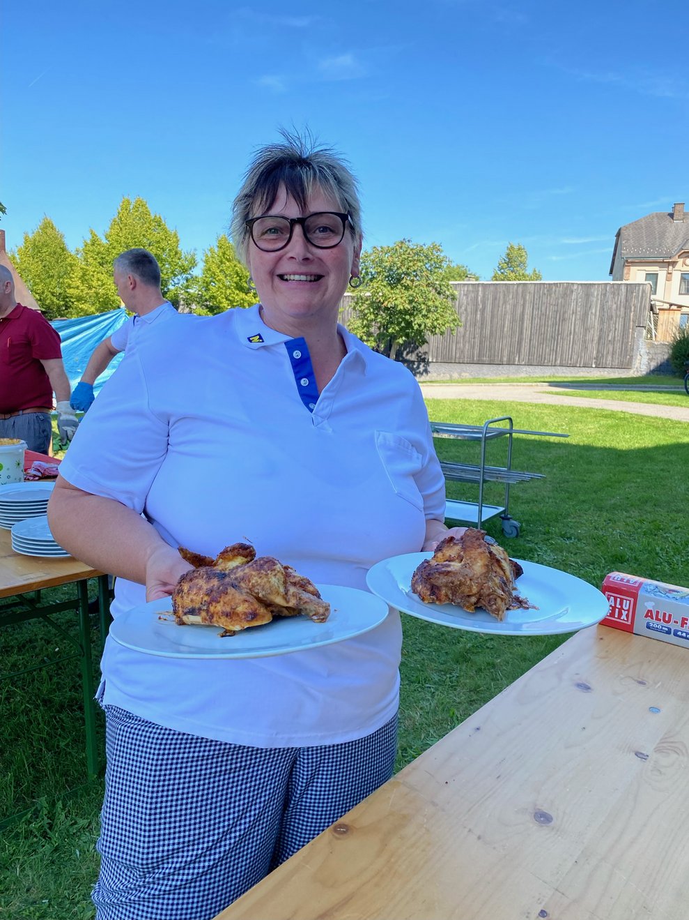 Sonja serviert die frischen Grillhendl