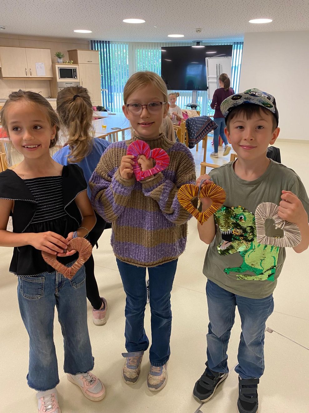 auch die Kinder bekommen ein selbstgebasteltes Herz
